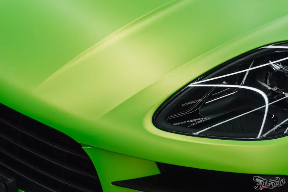 Оклеили Porsche Macan ярко-салатовым винилом и забронировали матовым полиуретаном, окрасили диски в черный глянец, установили ремни безопасности в цвет пленки (напечатали цвет!)